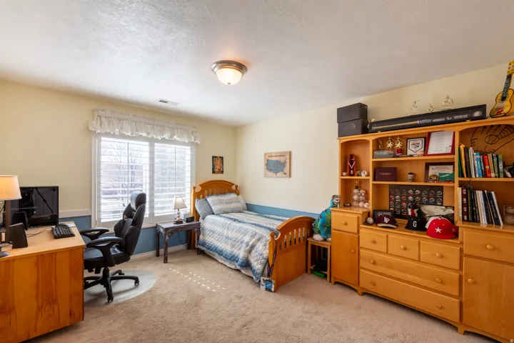 Carpeted room with a ceiling-mounted light fixture