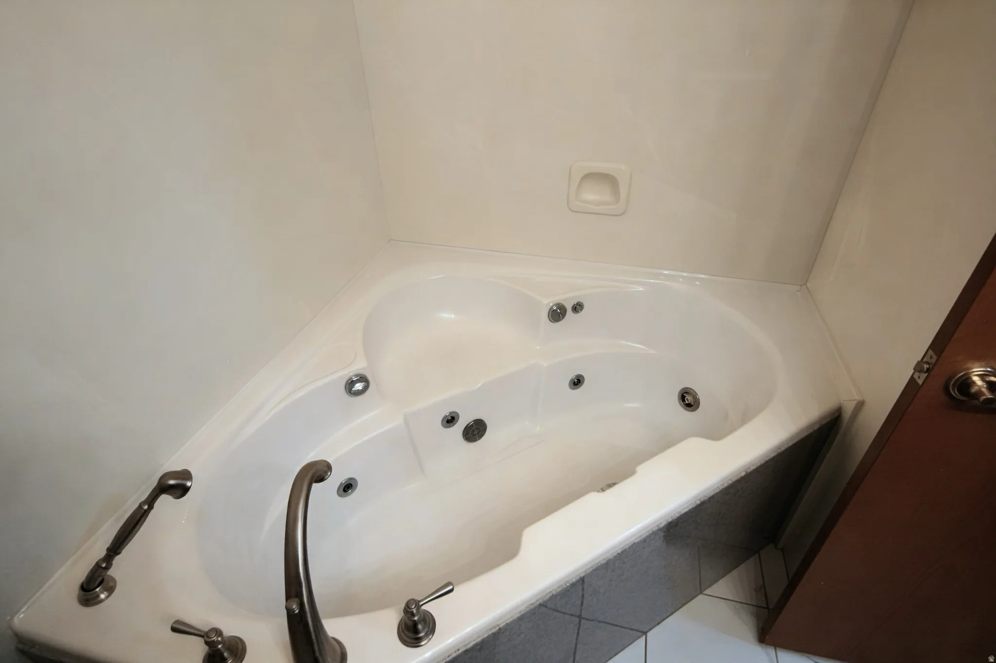Tub in main floor Bathroom
