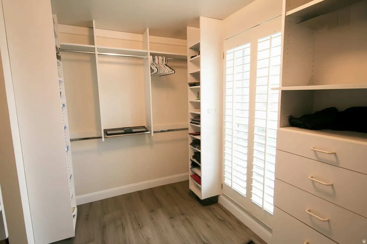 Primary bedroom Walk in closet