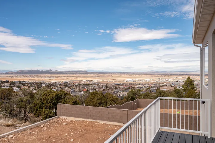 Balcony featuring a mountain view
