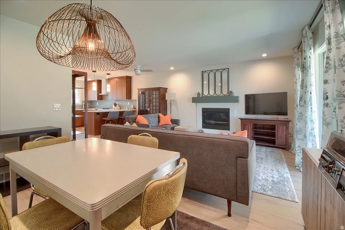 Living / dining area w/ gas fireplace