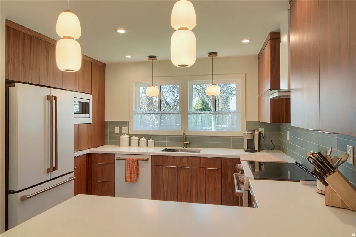 High-end appliances w/custom built-in’s and recessed lighting