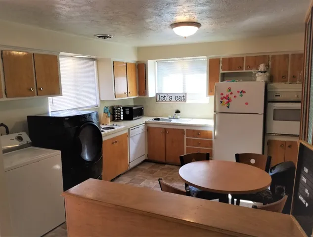 Large kitchen w/eating area, upstairs unit