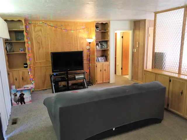 Large Front room, upstairs unit