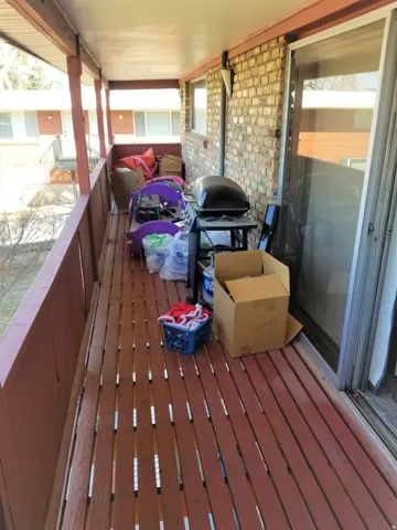 Large wooden deck, upstairs unit