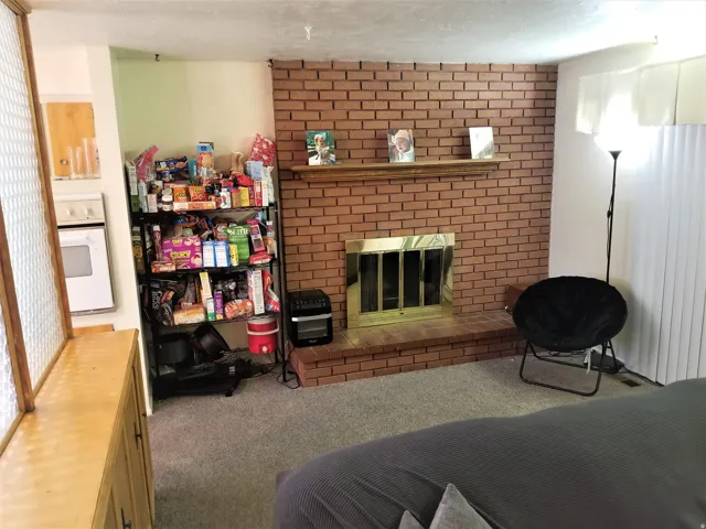 Light/bright front room w/fireplace, upstairs unit