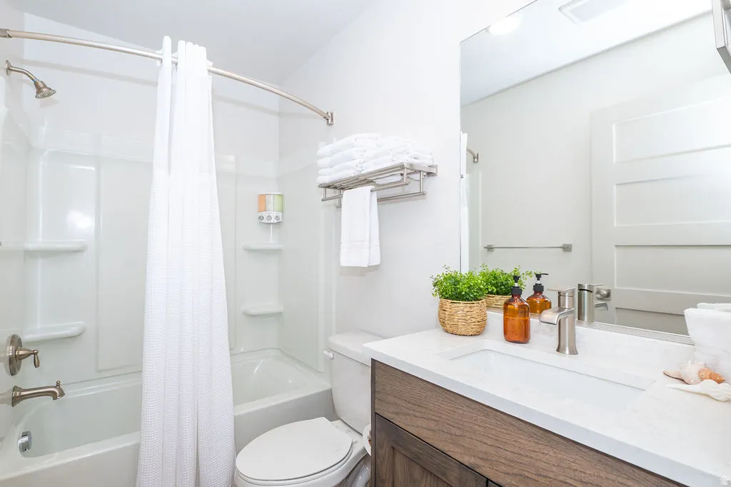 Full bath with vanity and shower / tub combo with curtain