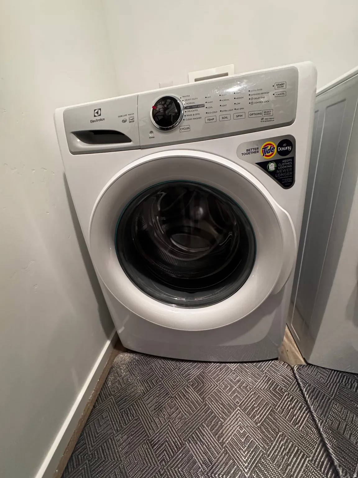 Laundry area with washer / dryer and tile patterned flooring