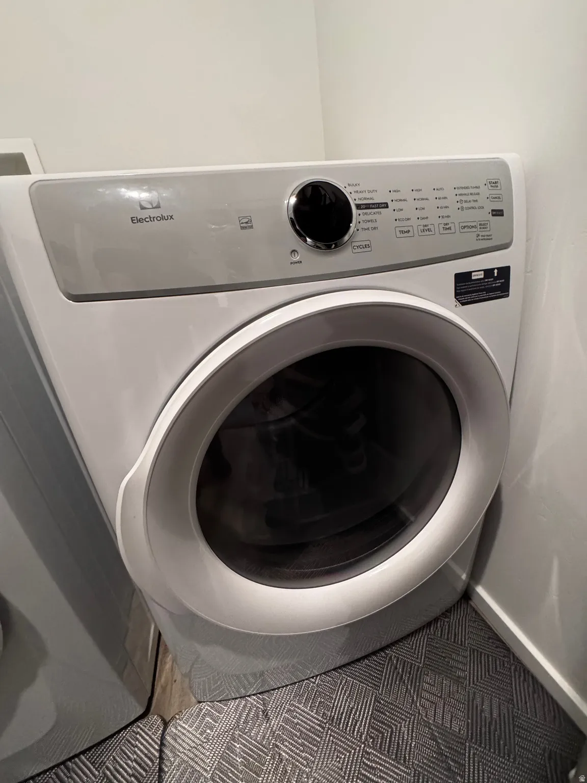 Laundry area with washer / clothes dryer and baseboards