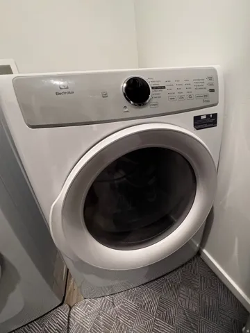 Laundry area with washer / clothes dryer and baseboards