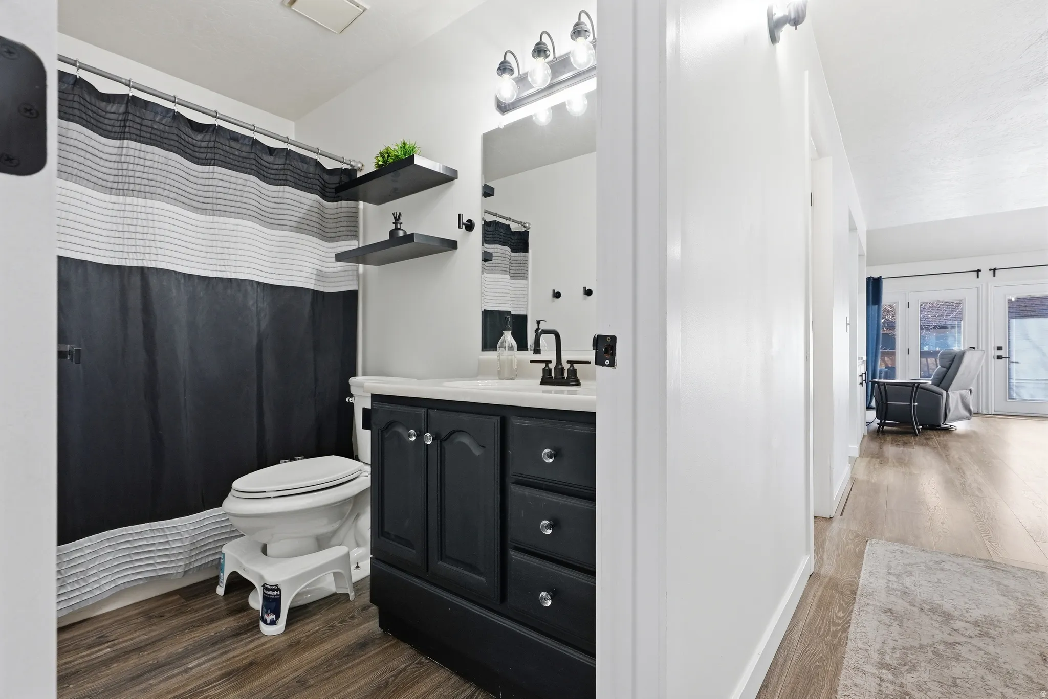 Main bath on main level.