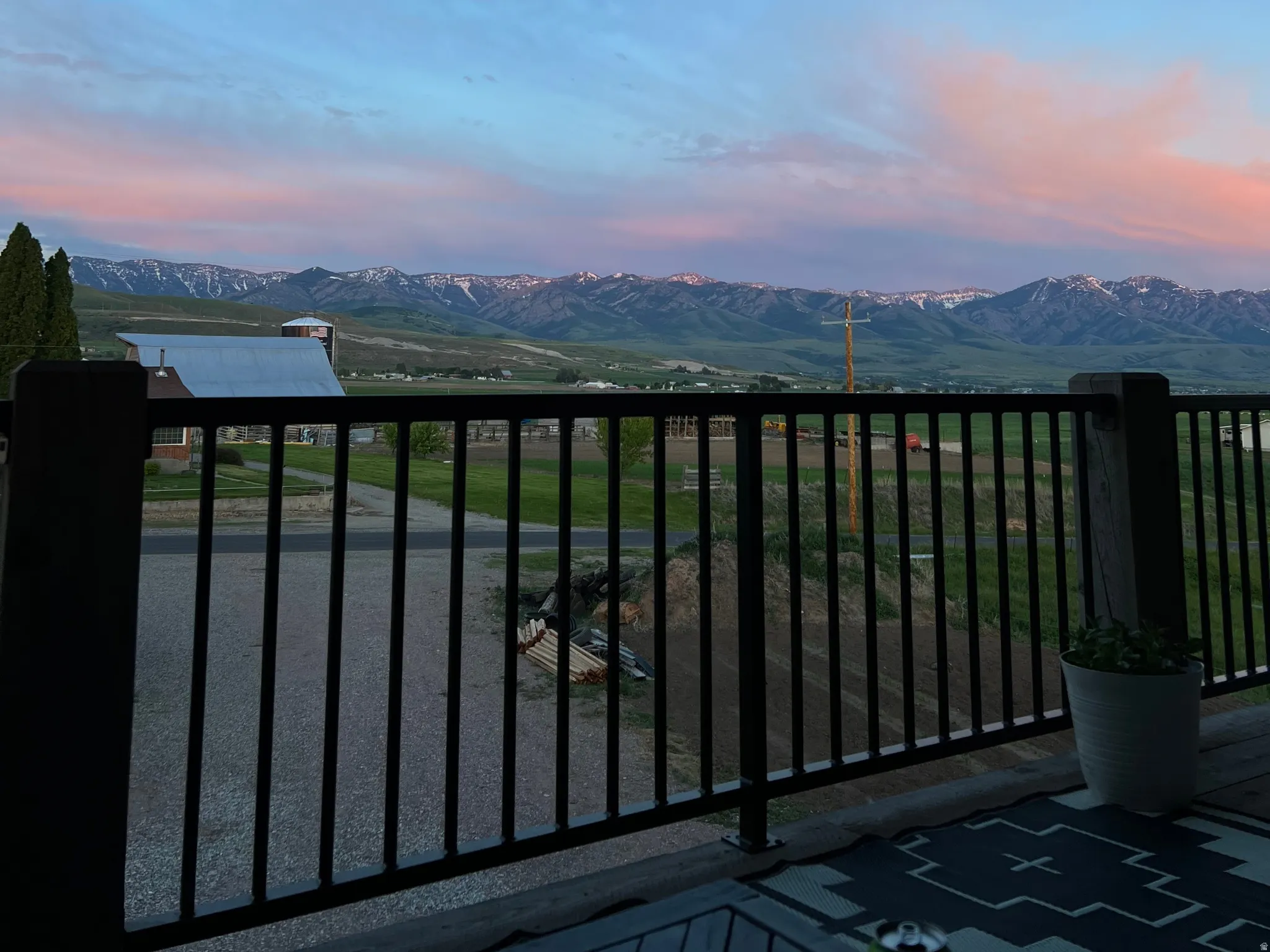 Balcony featuring a mountain view