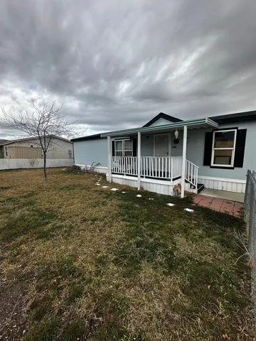 Manufactured / mobile home with covered porch