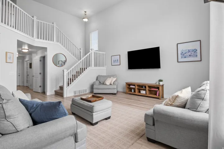 Giant sized family room with 2 story ceilings