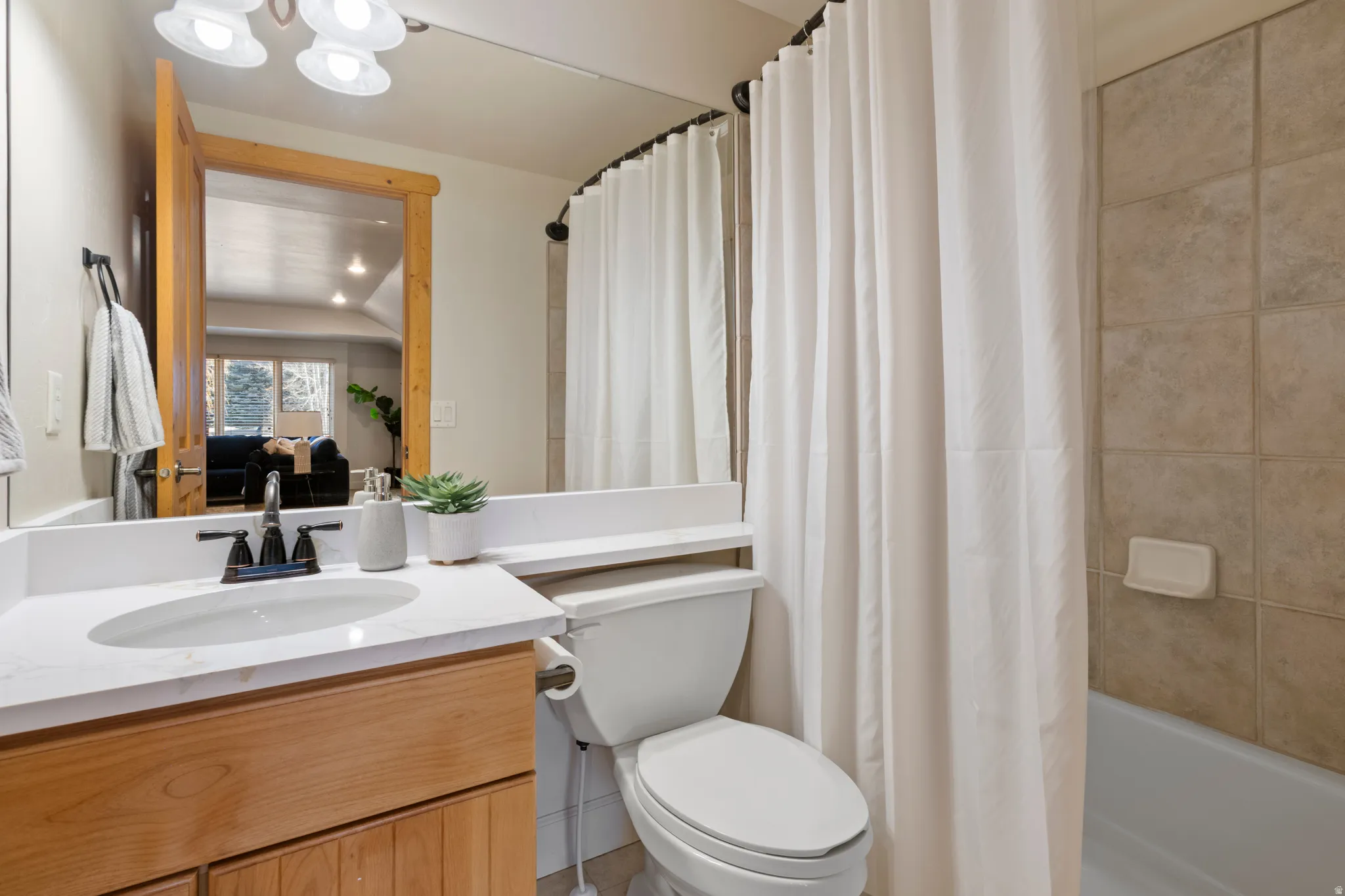 Upstairs full bathroom