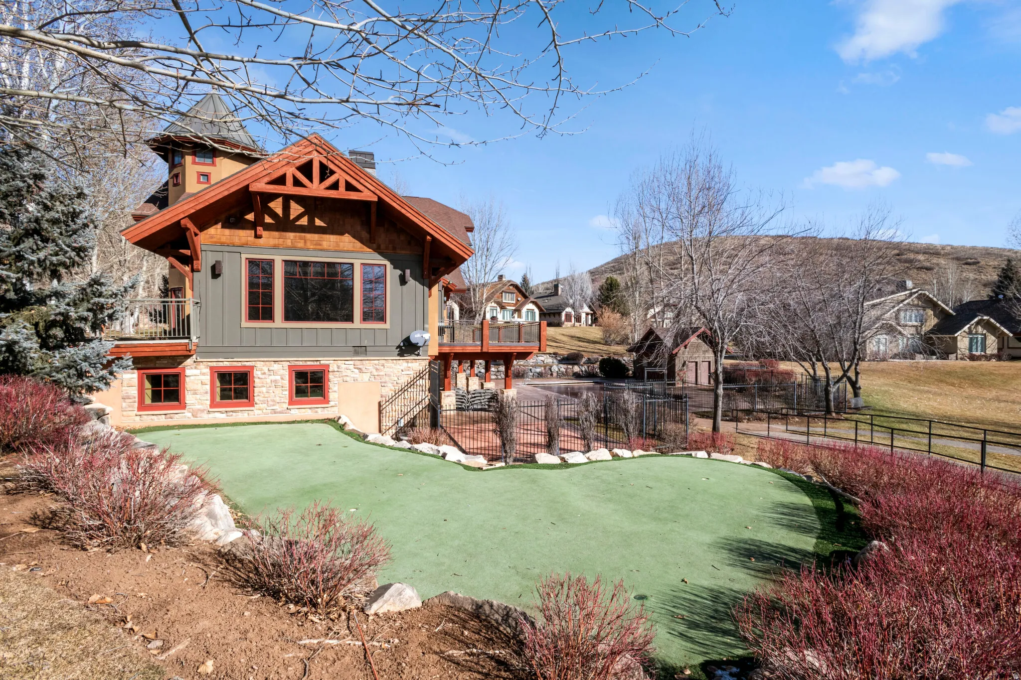 Main clubhouse putting green