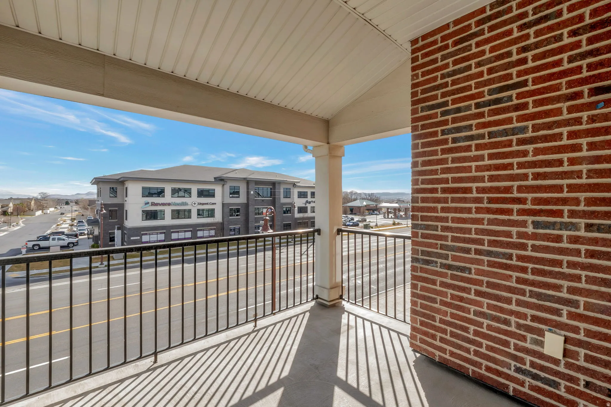 Balcony featuring a mountain view