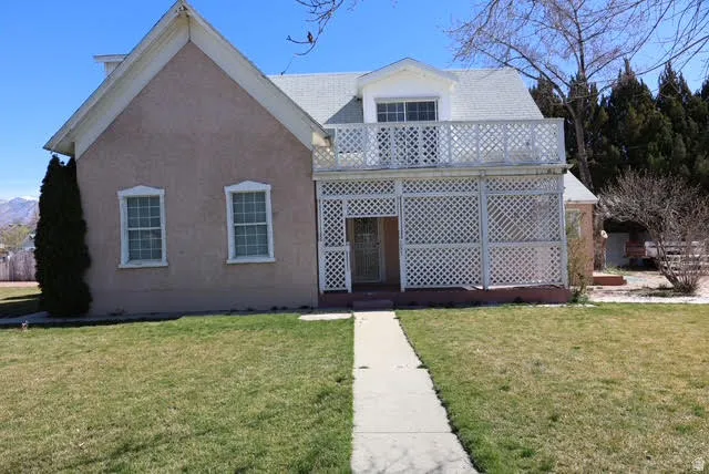View of front of home featuring a front lawn and stucco siding