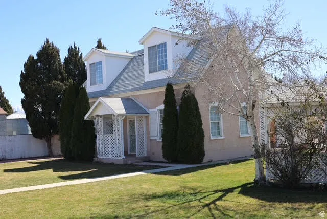 View of front facade featuring a front lawn