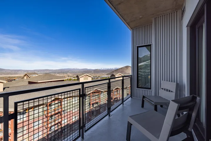 Balcony featuring a mountain view