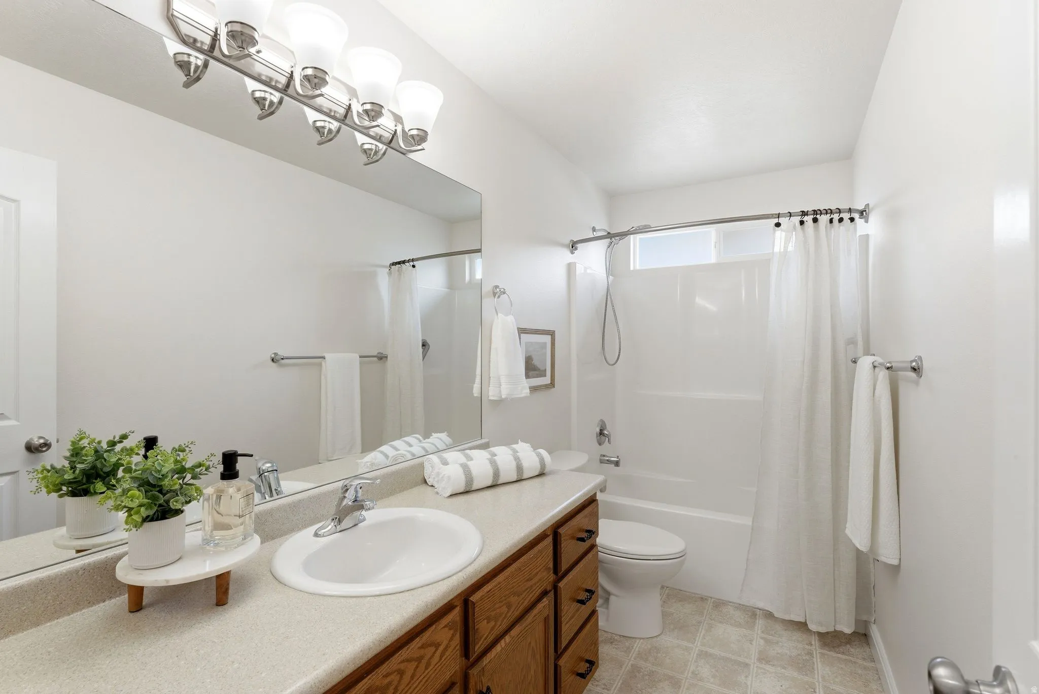 Bathroom with vanity and shower / tub combo with curtain