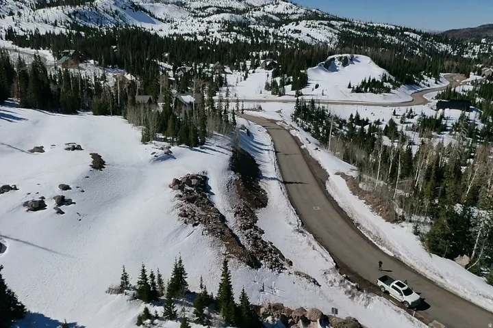 Snowy aerial view featuring a mountain view