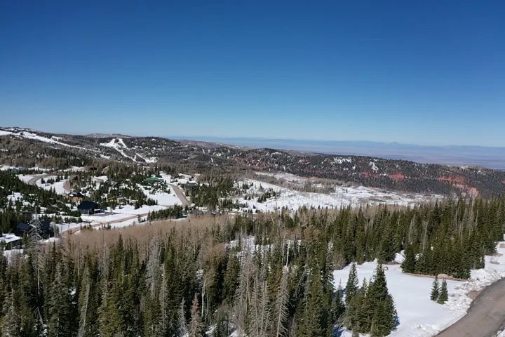 Snowy aerial view featuring a mountain view