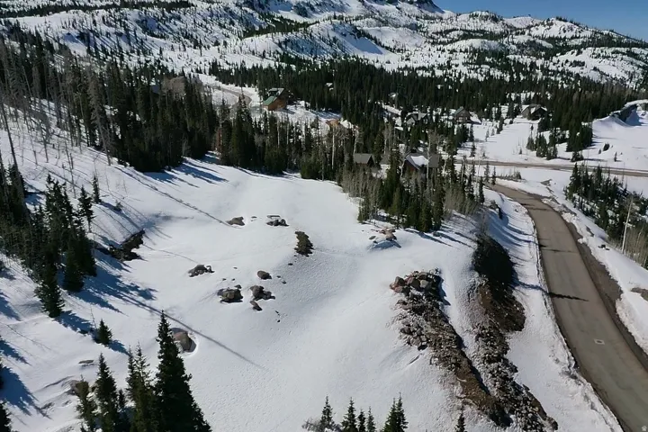Snowy aerial view with a mountain view