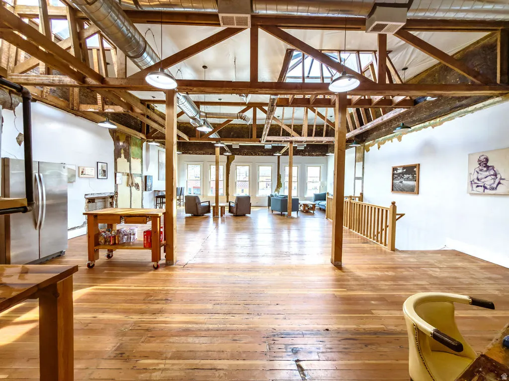 Miscellaneous room with a high ceiling