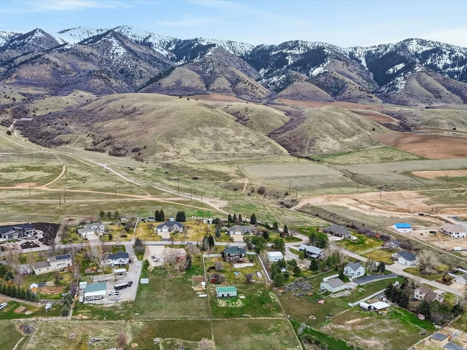 Aerial view of property's location with nearby suburban area and a mountain backdrop