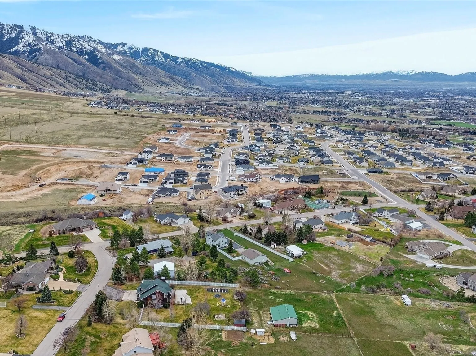 Aerial view of property's location with nearby suburban area and a mountain backdrop