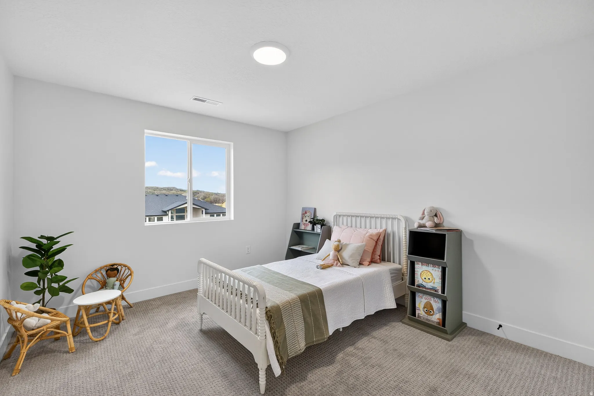 Bedroom with carpet