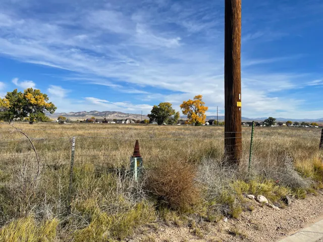 View of yard with a mountain view and a view of rural / pastoral area
