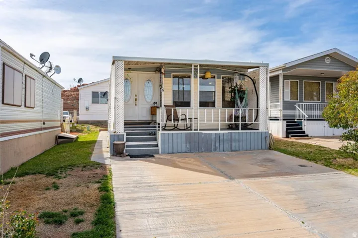 Manufactured / mobile home featuring a porch