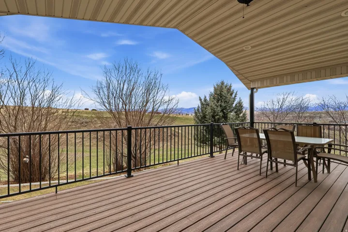 Deck with outdoor dining space