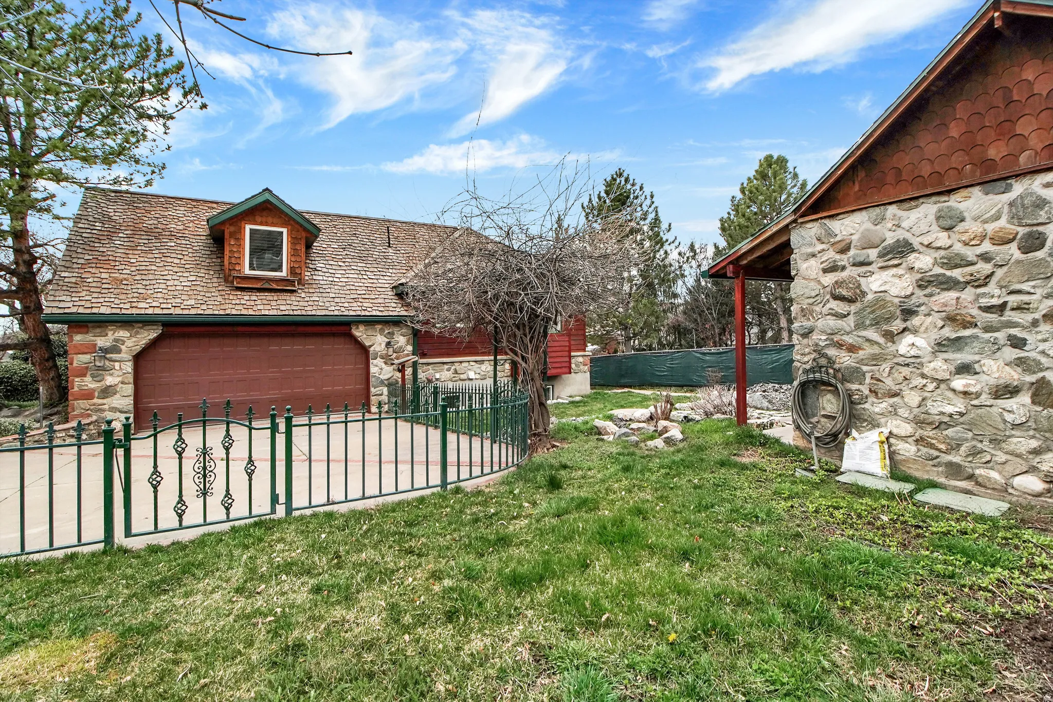 View of yard featuring a garage