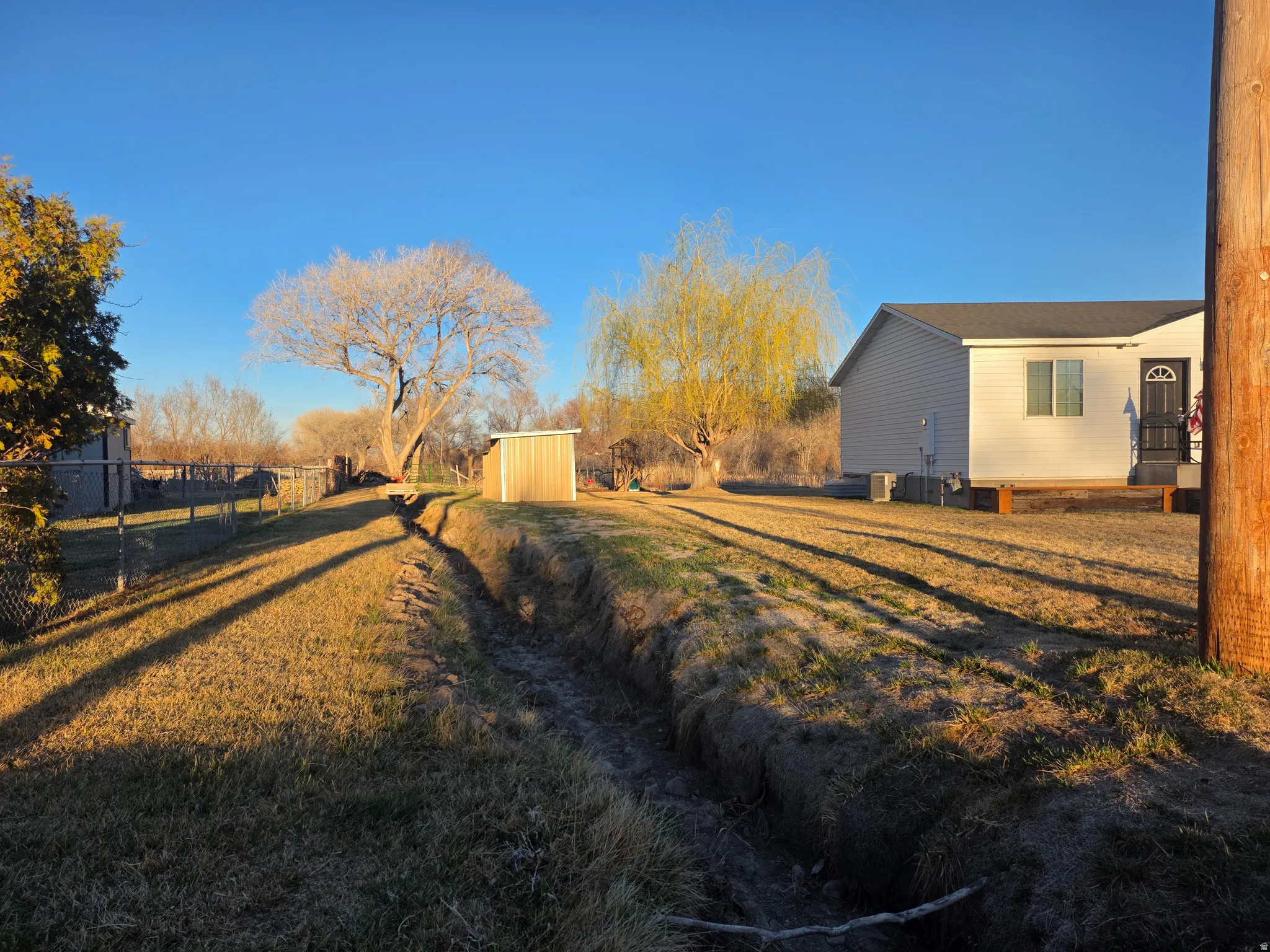 View of yard featuring a shed