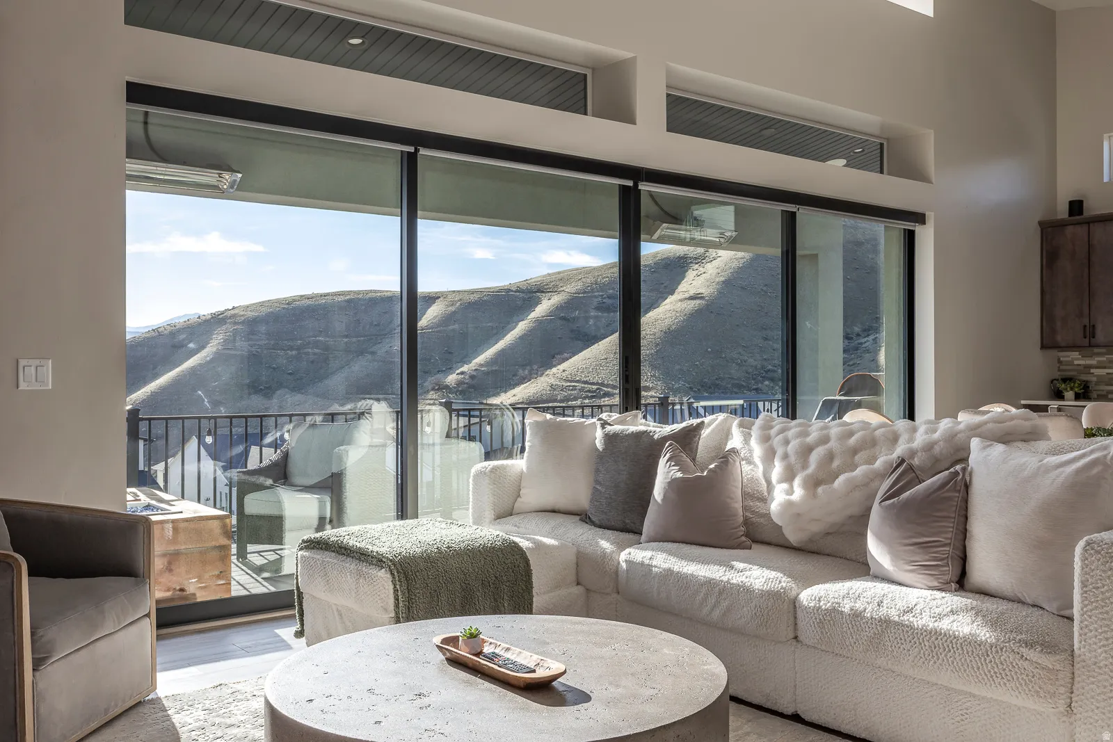 Living room featuring a mountain view