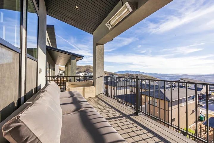 Balcony featuring a mountain view