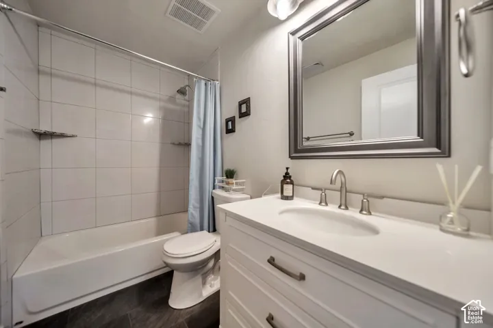 Bathroom with vanity and shower / tub combo
