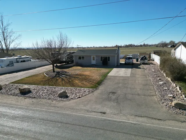 Single story home with driveway