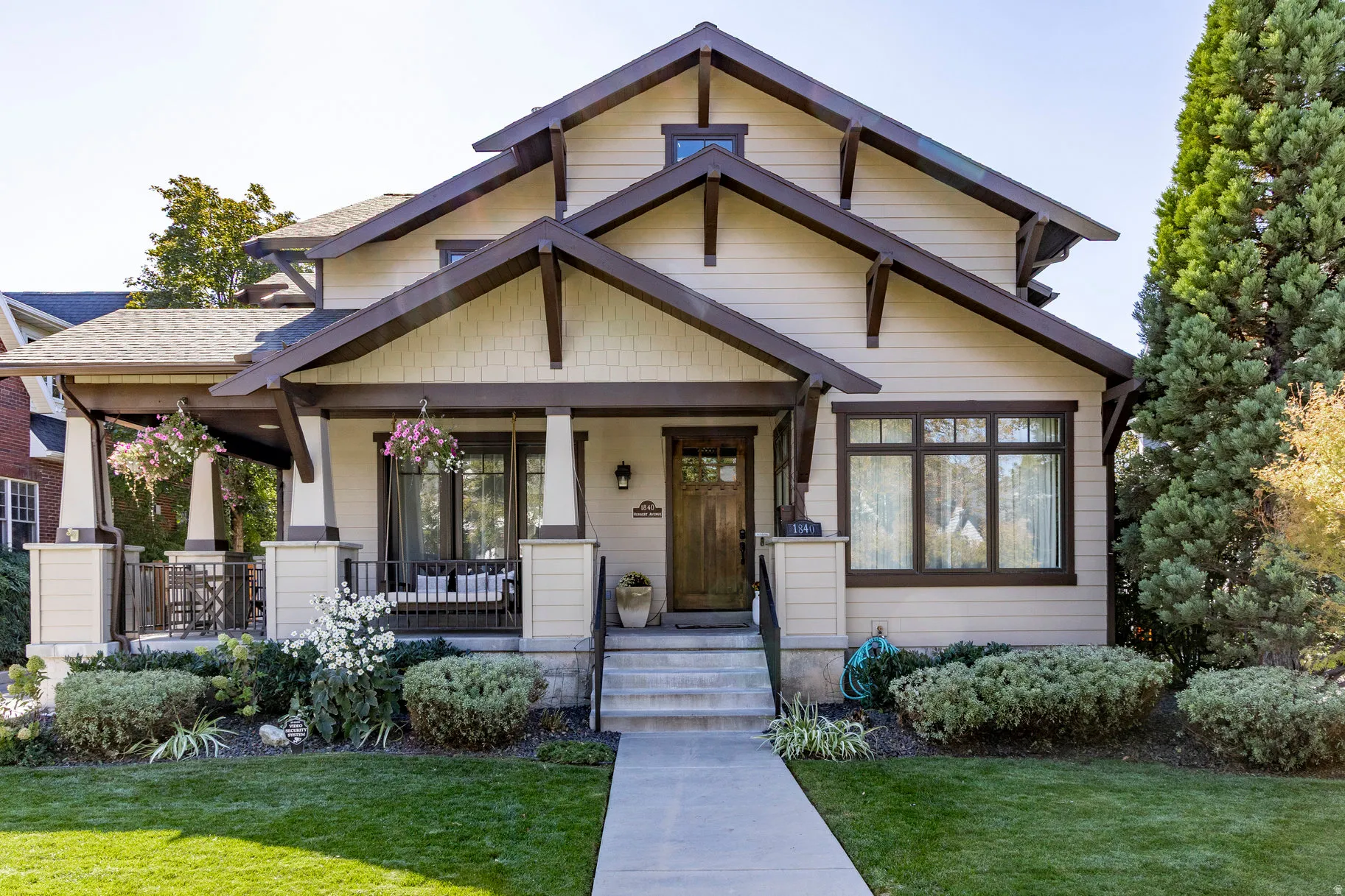 Craftsman house featuring covered porch and a front lawn