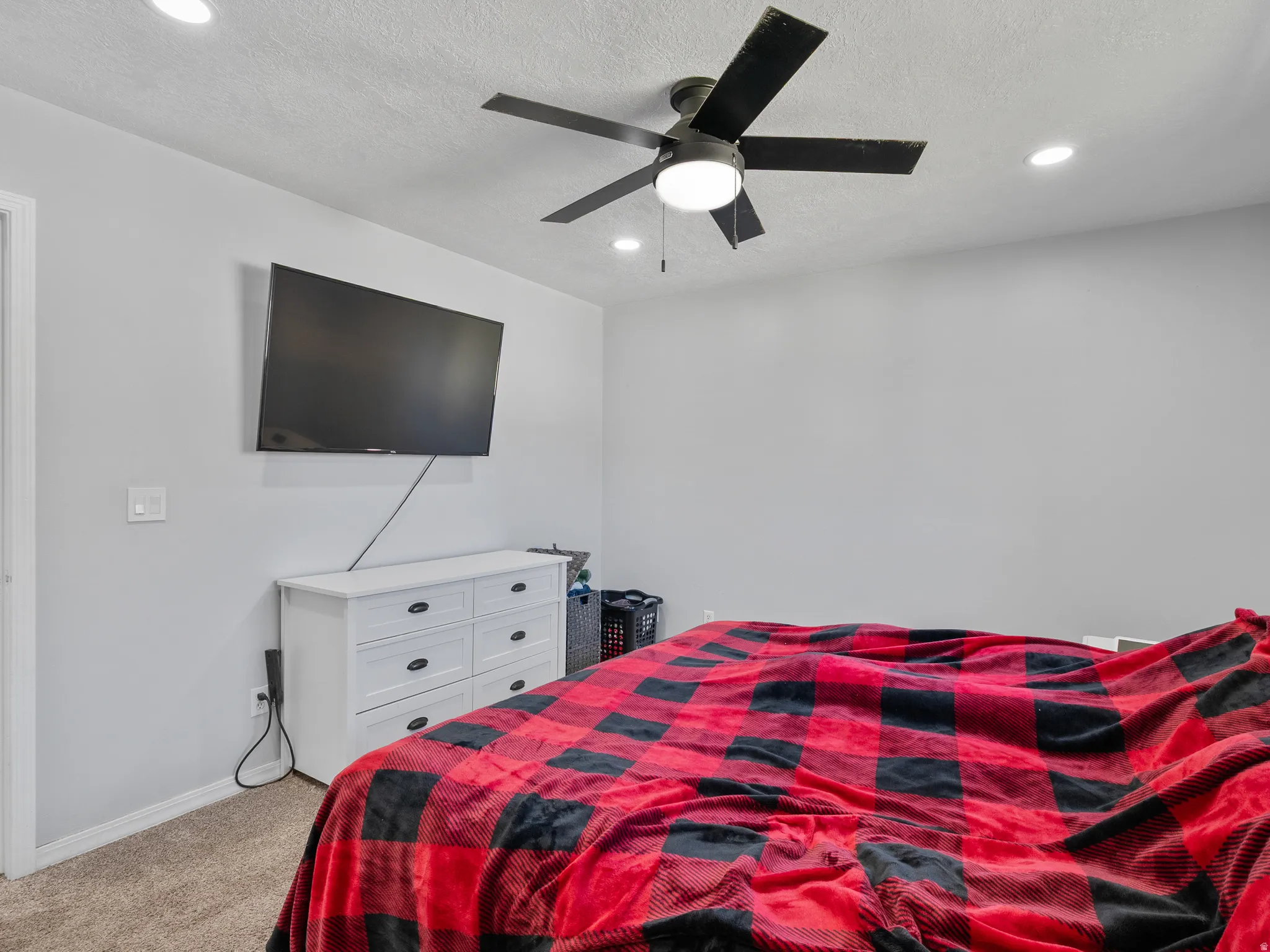 Bedroom featuring light colored carpet, a ceiling fan, recessed lighting, and a textured ceiling