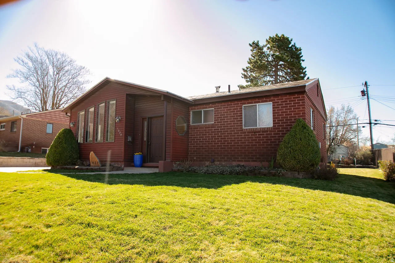 View of front of home featuring a front yard