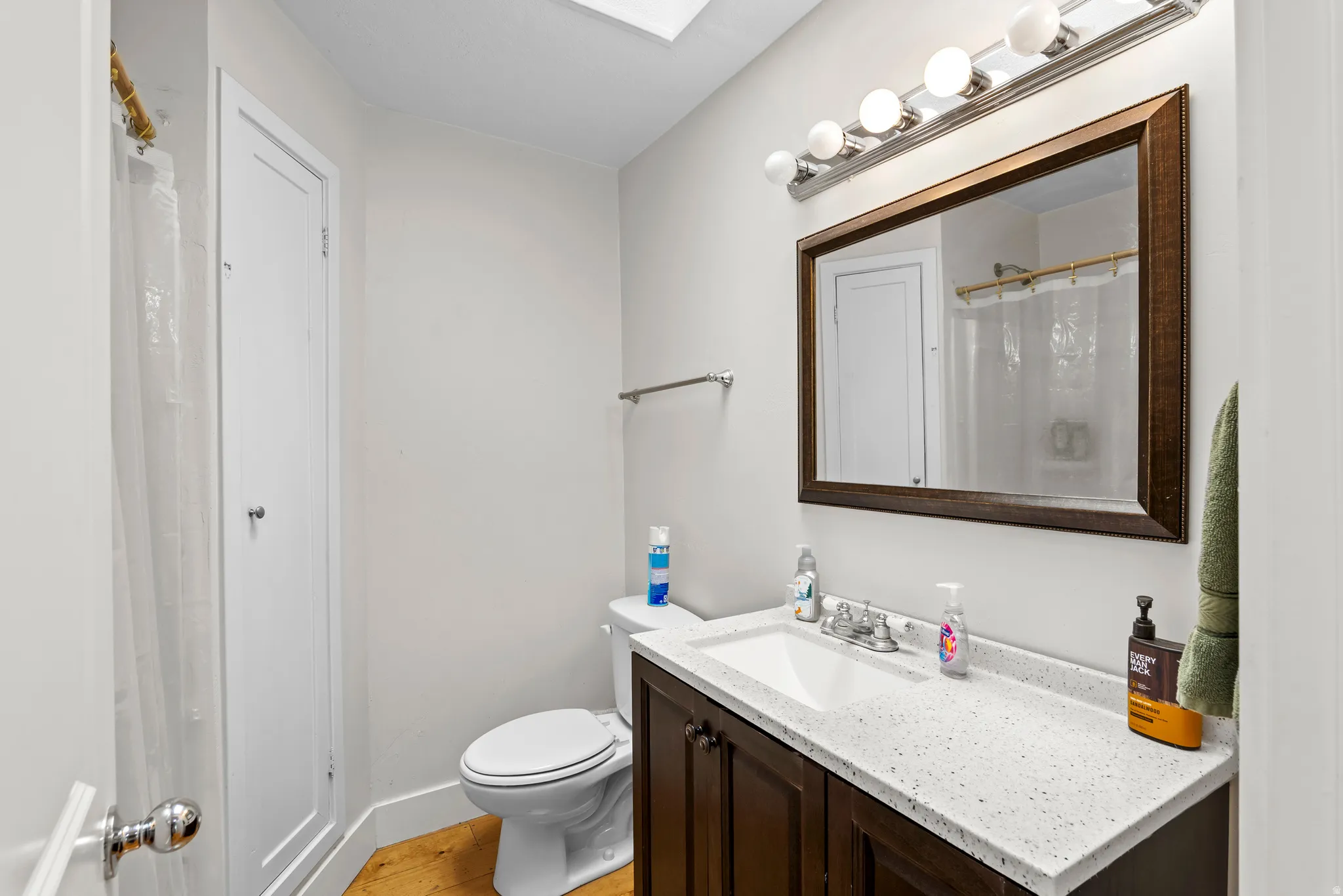 Second level apartment - bathroom