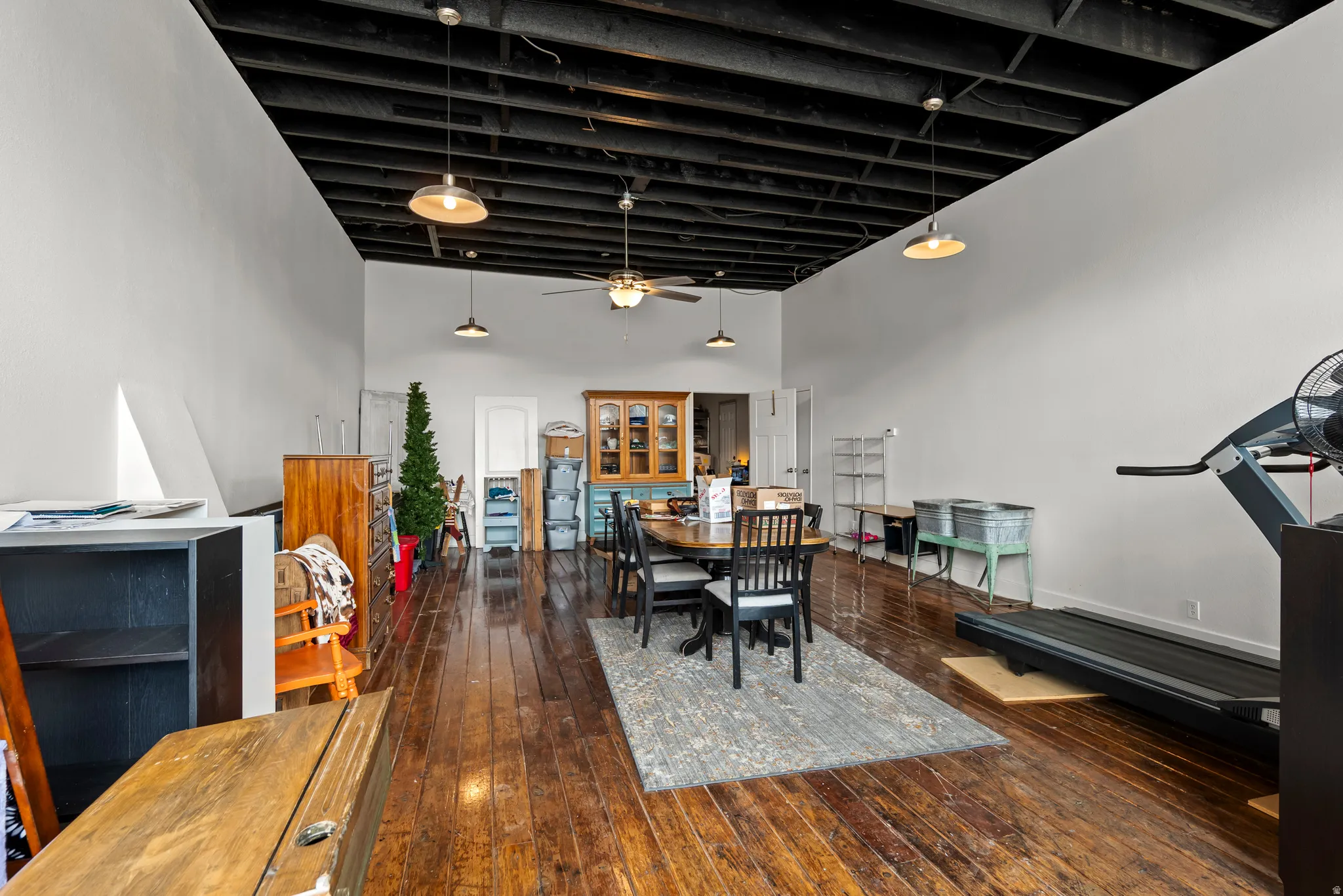 Retail / office space - main floor.