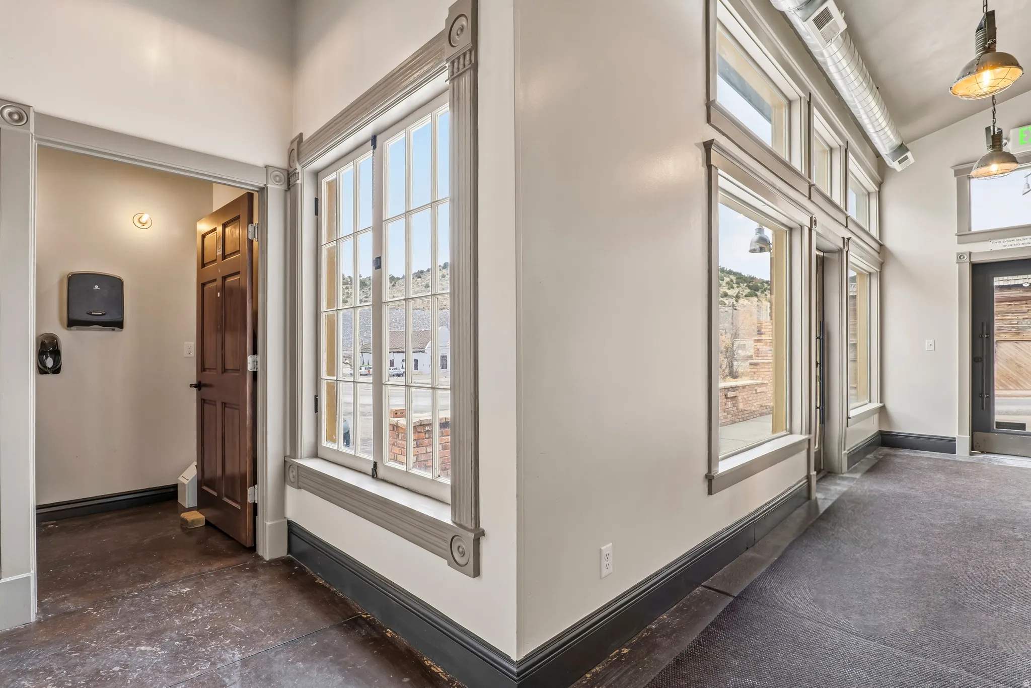 Foyer entrance featuring baseboards and concrete floors