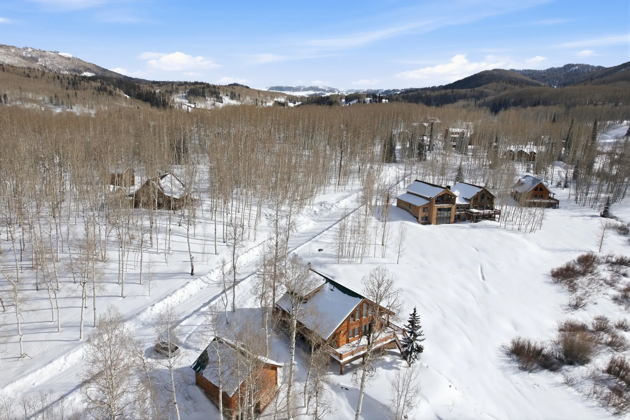 Snowy aerial view with a mountain view