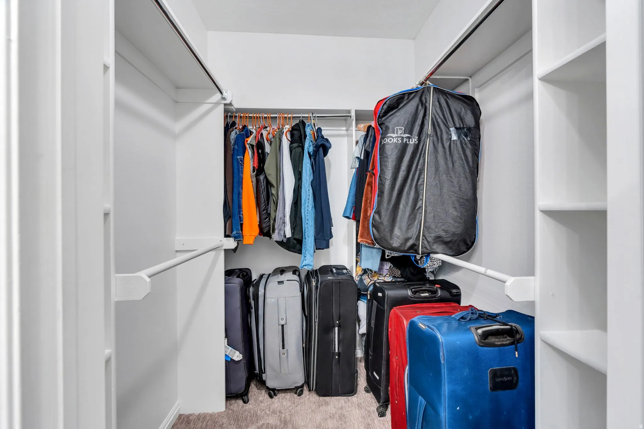 Ample hanging space & shelving for optimal organization