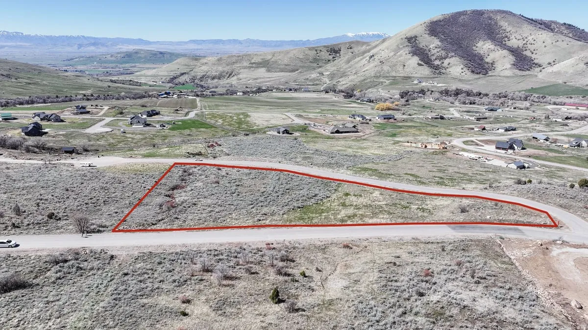 View of property location featuring property boundaries highlighted and a mountain backdrop